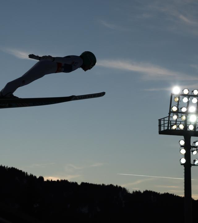 Skispringen Two Nights Tour: Eva Pinkelnig aus Österreich in Aktion
