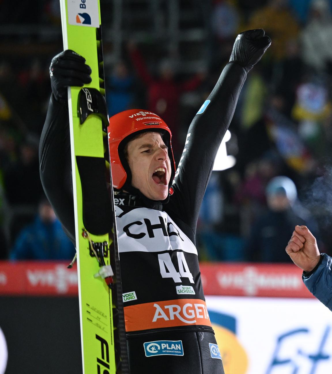 Karl Geiger (v.l.) aus Deutschland freut sich über seinen Sieg und jubelt mit Andreas Wellinger und Pius Paschke aus dem deutschen Team, aufgenommen am 09.12.2023