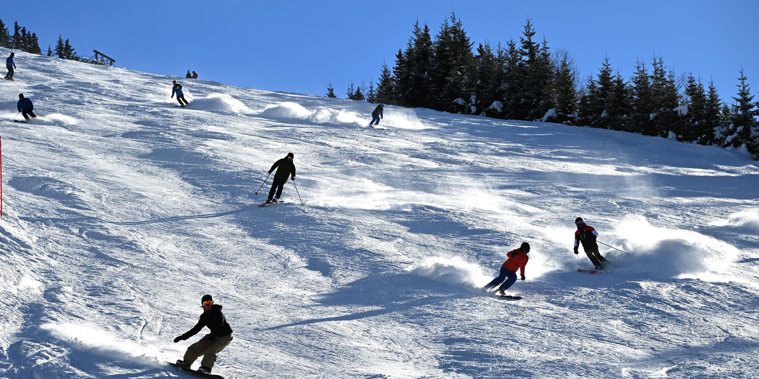  Skifahrer auf der Piste im Skigebiet Saalbach-Hinterglemm