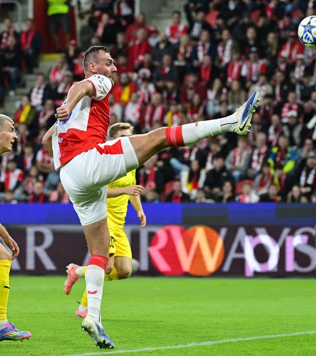 Tomas Chory (Slavia) und Jostein Maurstad Gundersen (Bodø/Glimt) kämpfen um den Ball.