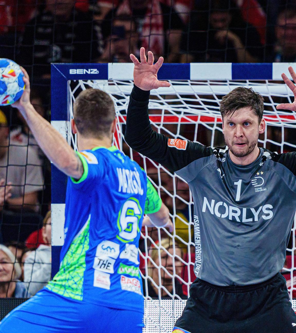 Handball-EM 2024, Hauptrunde, Slowenien - Dänemark: Der Slowene Gasper Marguc beim Siebenmeter-Wurf gegen Niklas Landin Jacobsen