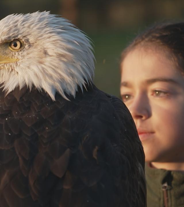 Schülerin mit Falke