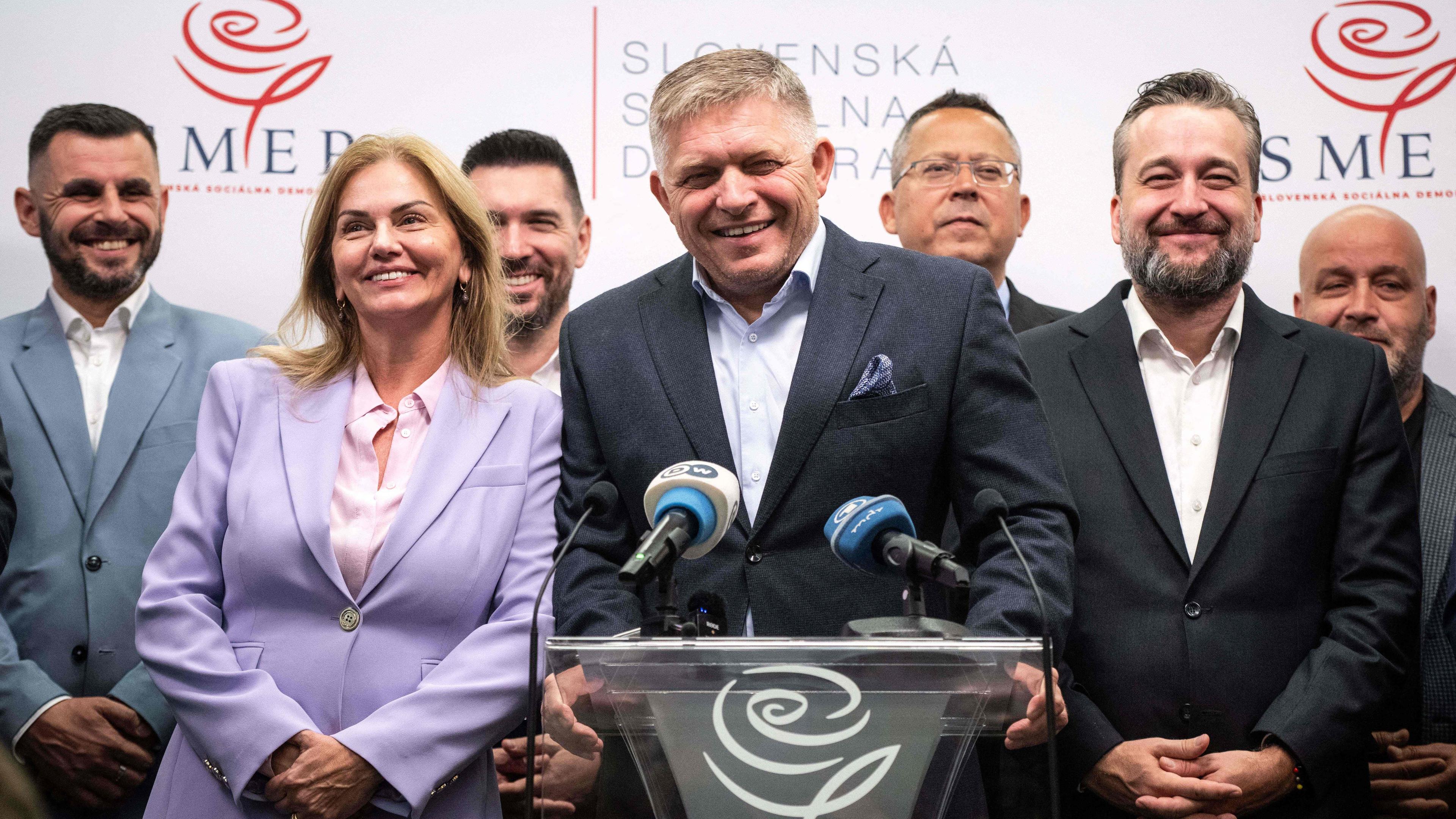 Der Chef der SMER-Partei Robert Fico hält eine PK mit weiteren Parteikollegen nach seinem Wahlsieg ab.