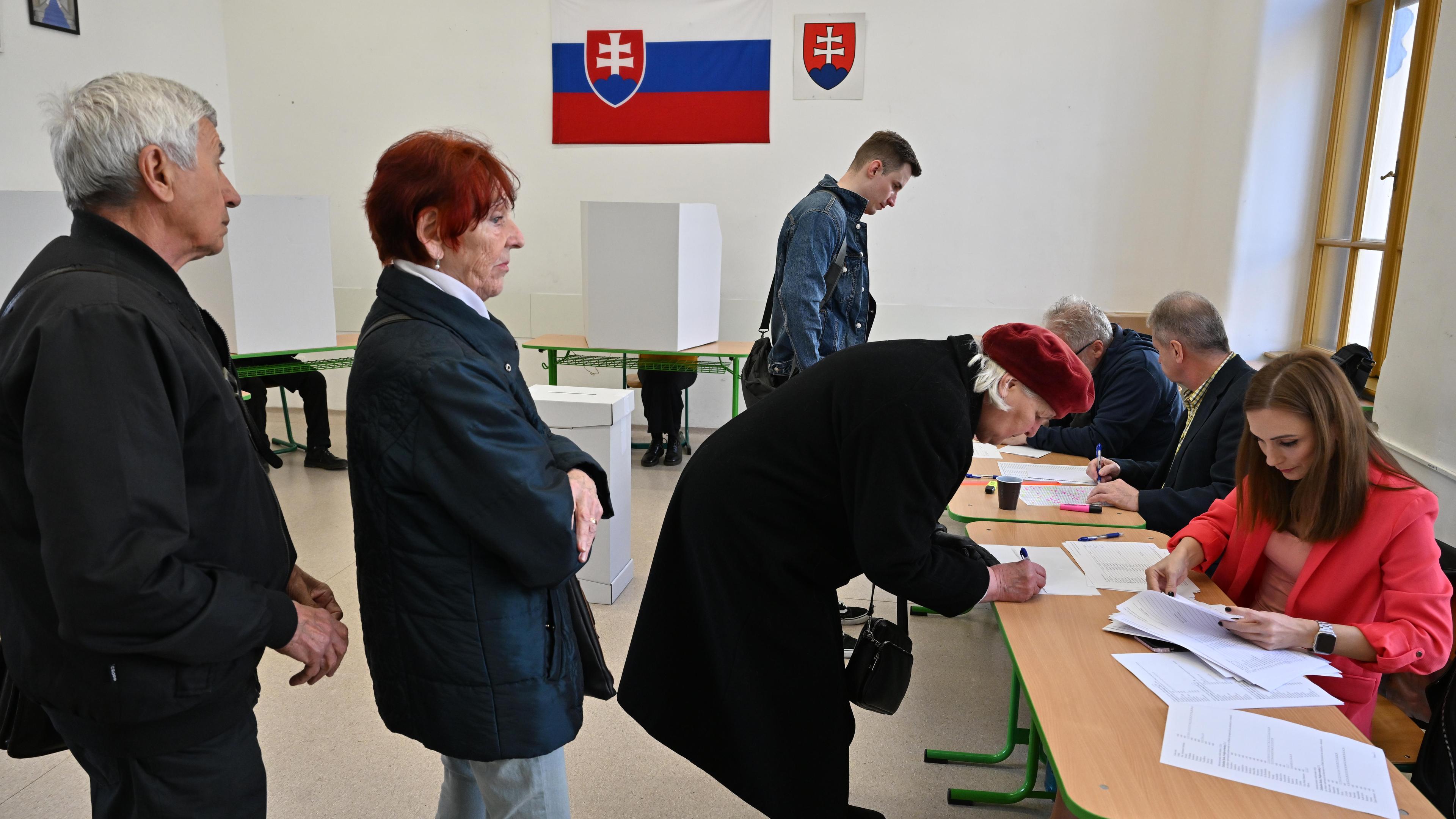 Wähler geben ihre Stimmen für die Präsidentschaftswahlen in der Slowakei ab. 
