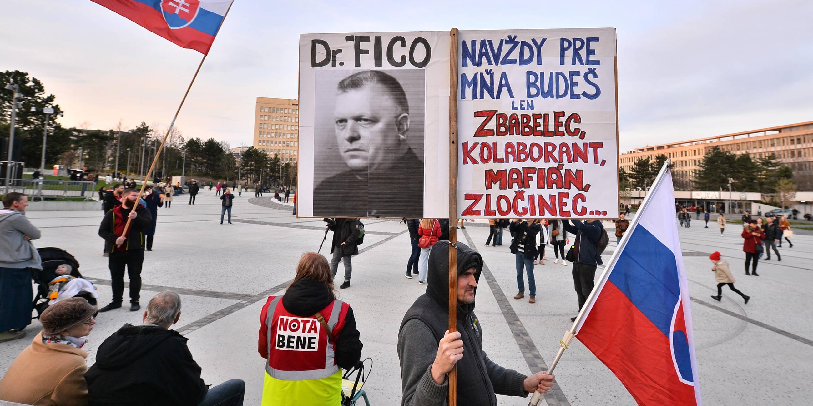 Eine demonstrierende Menschenmenge mit slowakischen Fahnen und Plakaten.
