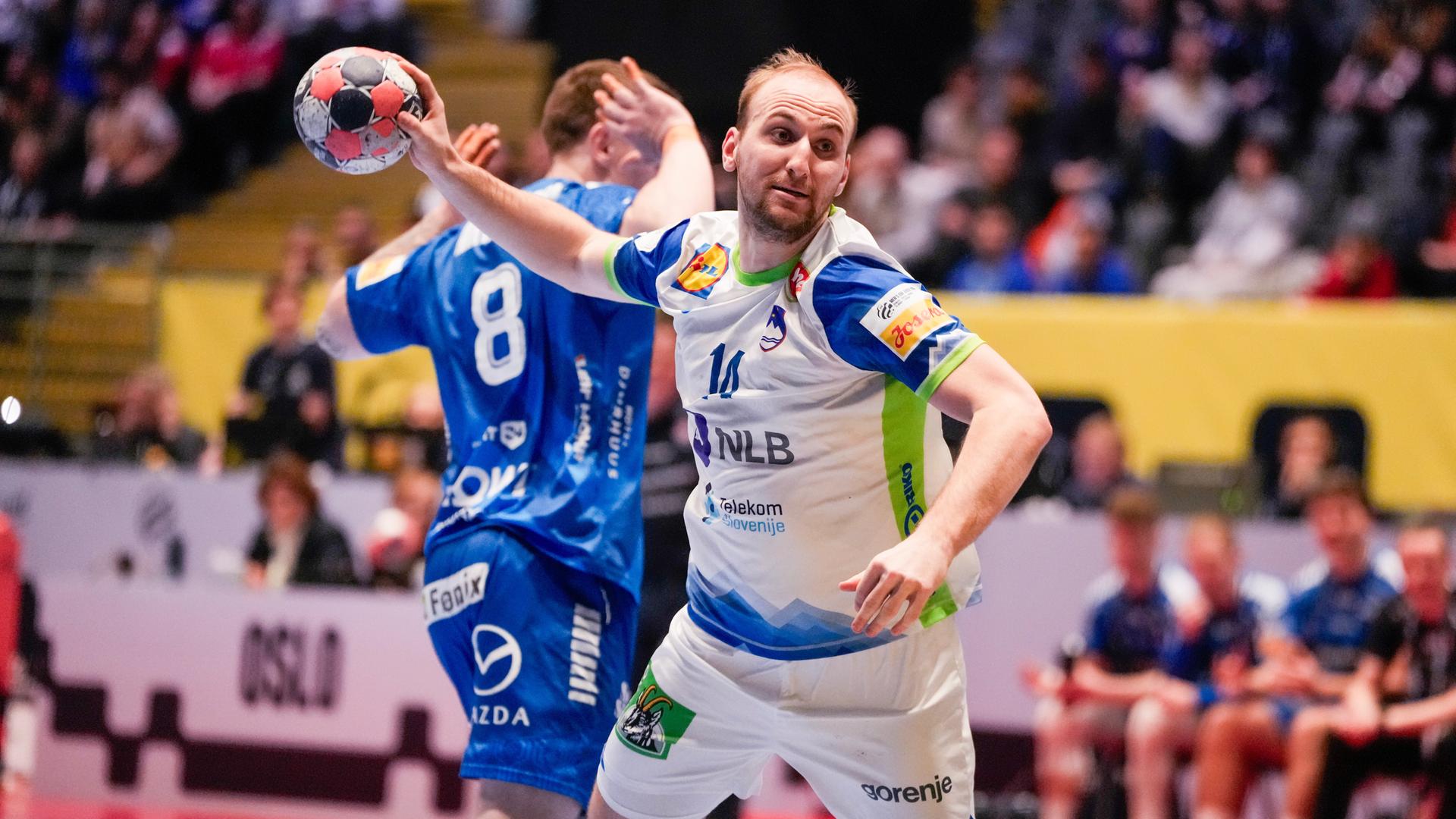 Domen Tajnik kommt frei zum Wurf.