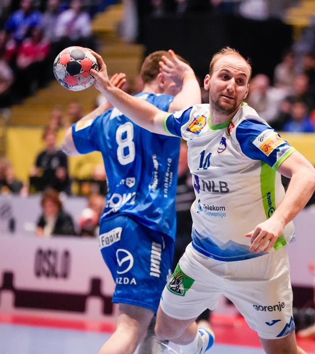 Domen Tajnik kommt frei zum Wurf.