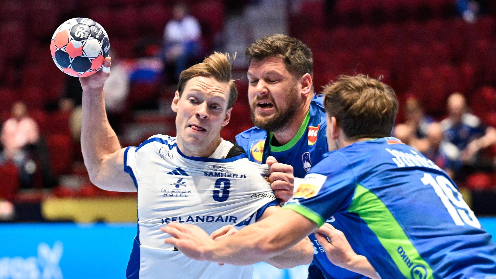 Islands Janus Smarson gegen Slowenien am Ball