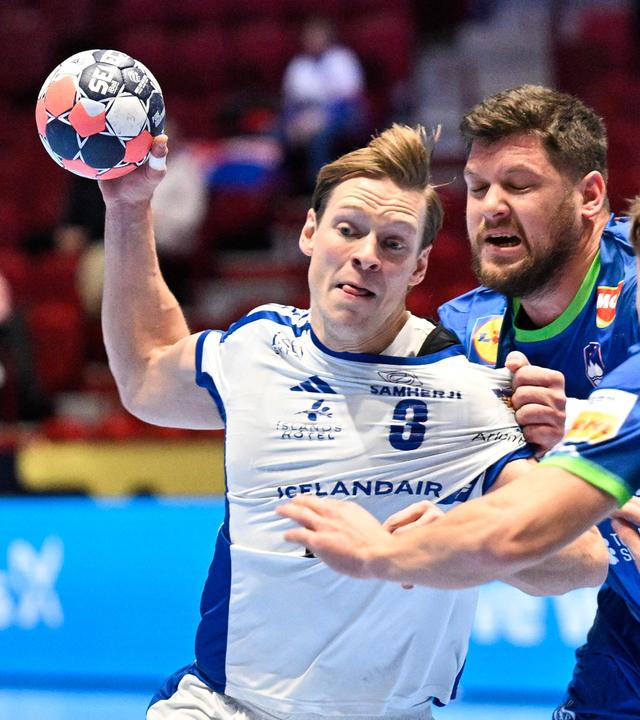 Islands Janus Smarson gegen Slowenien am Ball