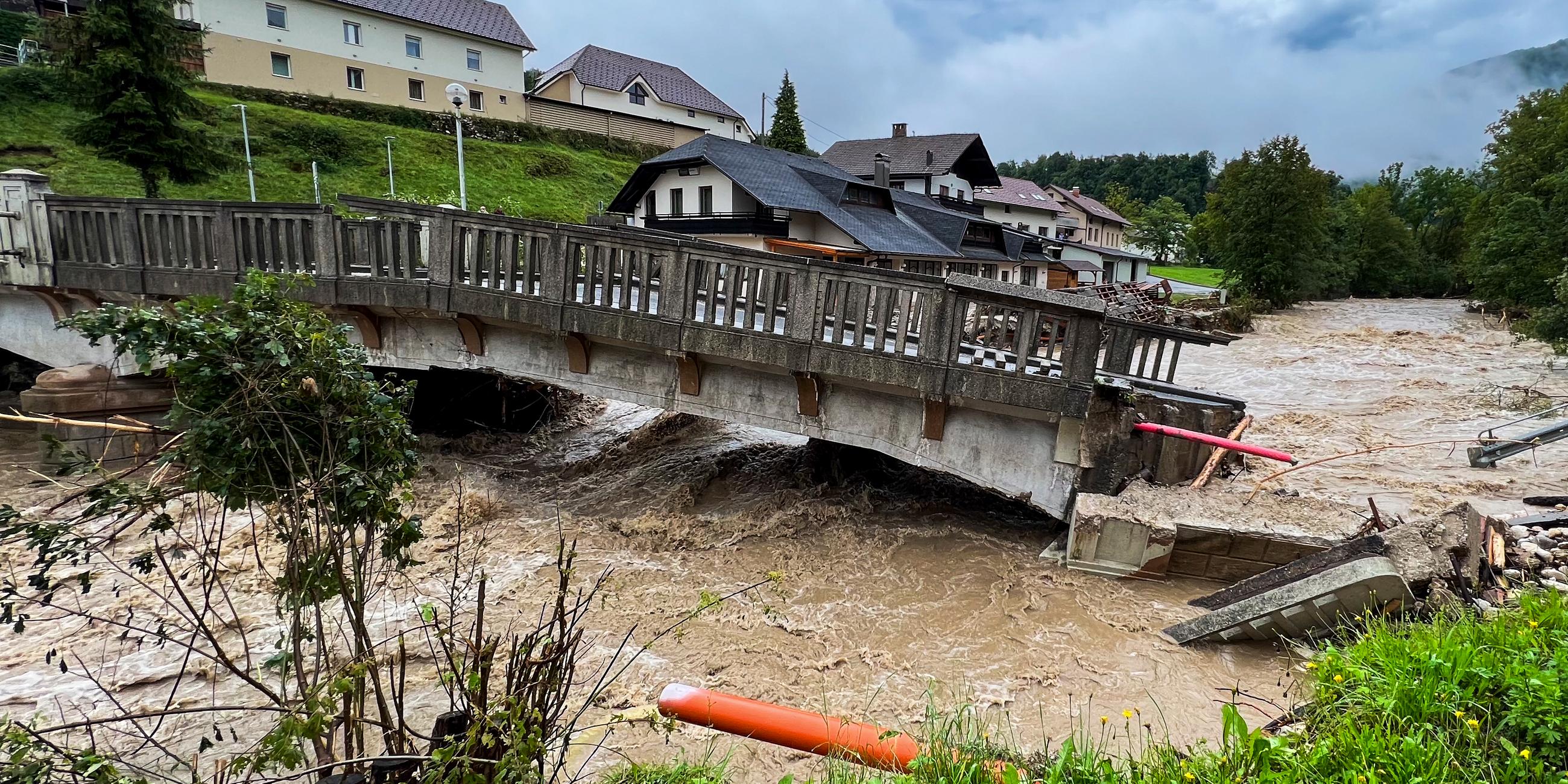 Brücke bricht durch Fluten