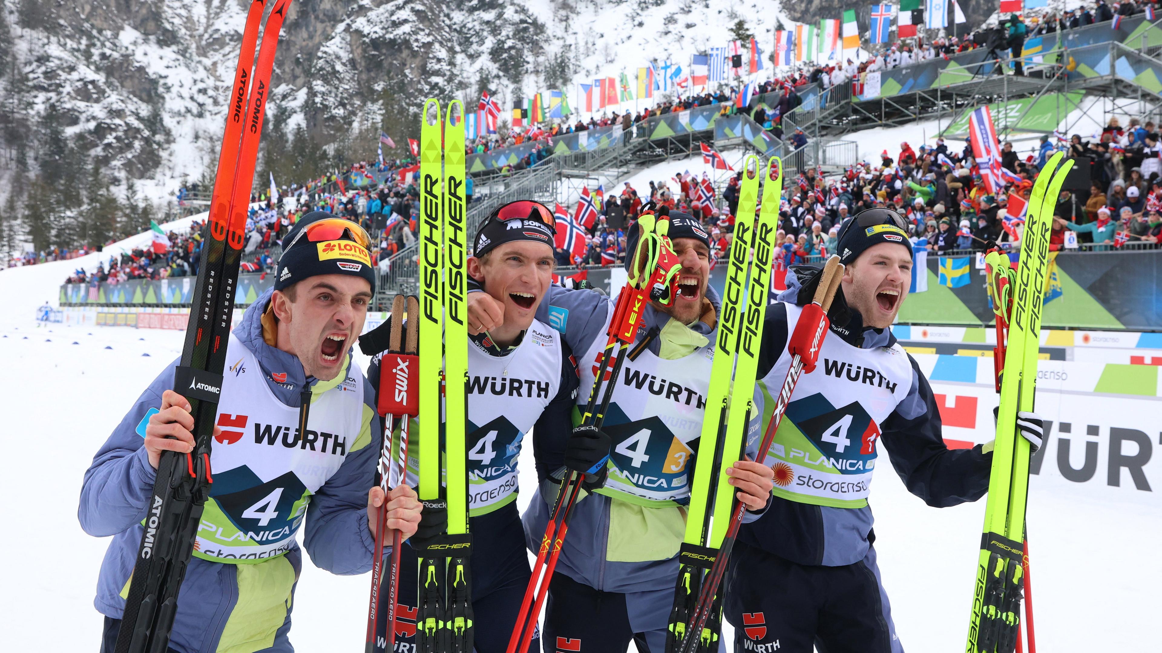 Slowenien, Planica, Ski Langlauf WM: Albert Kuchler, Janosch Brugger, Jonas Dobler and Friedrich Moch feiern die Bronzemedaille.