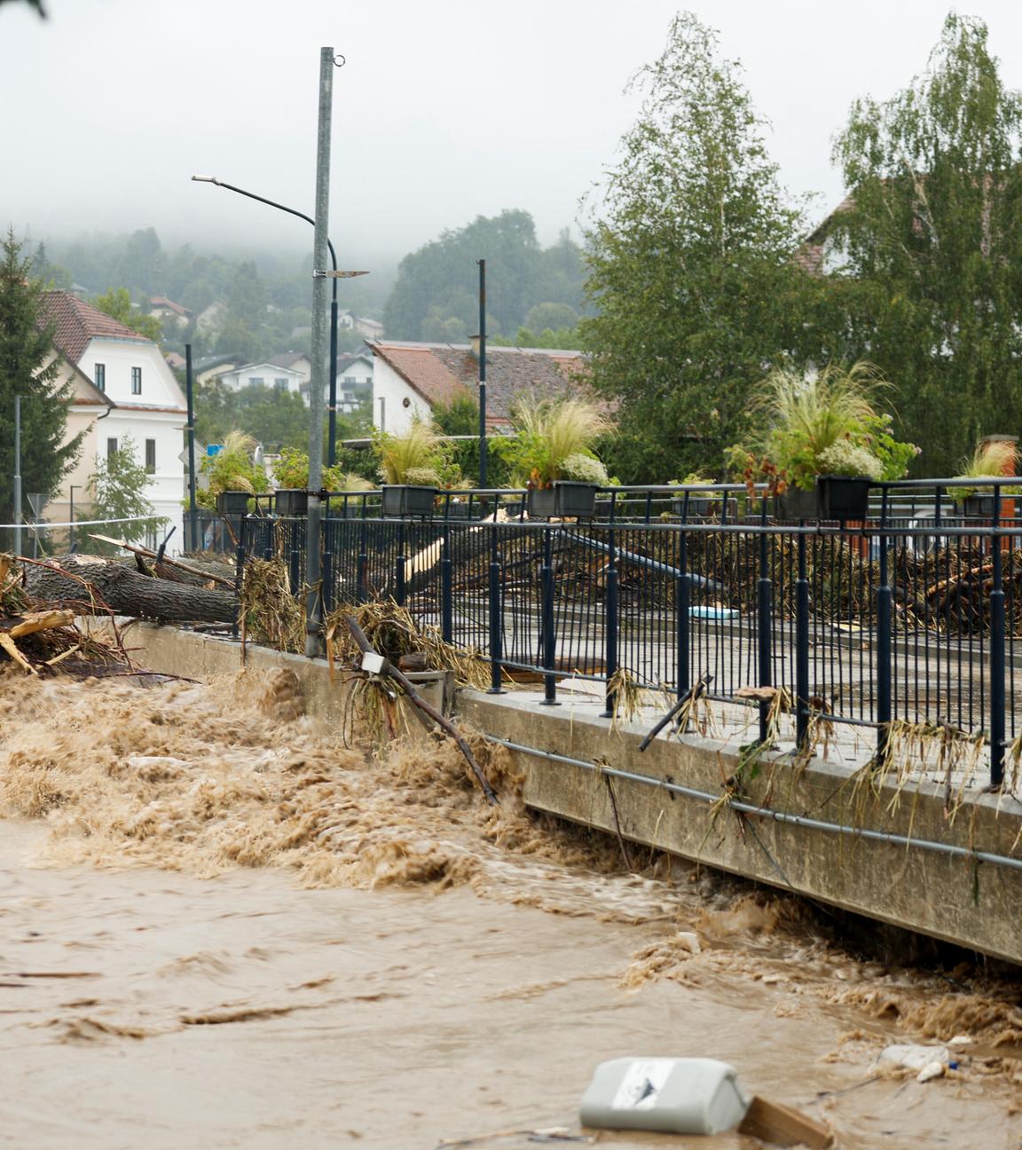 Umgestürzte Bäume und Überschwemmungen in Slowenien.