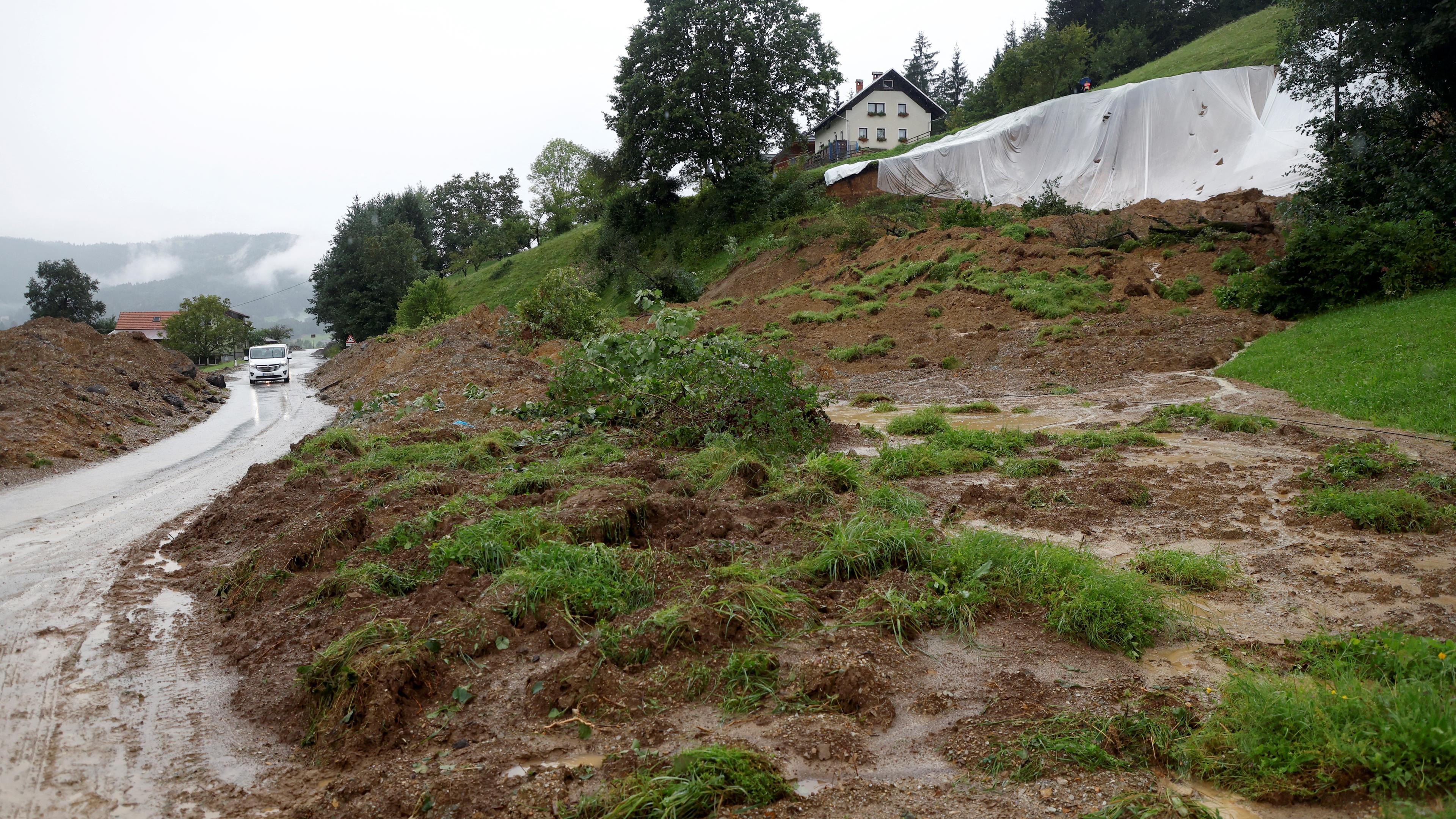 Ein Blick auf die Folgen der Überschwemmungen in Poljane, Slowenien.