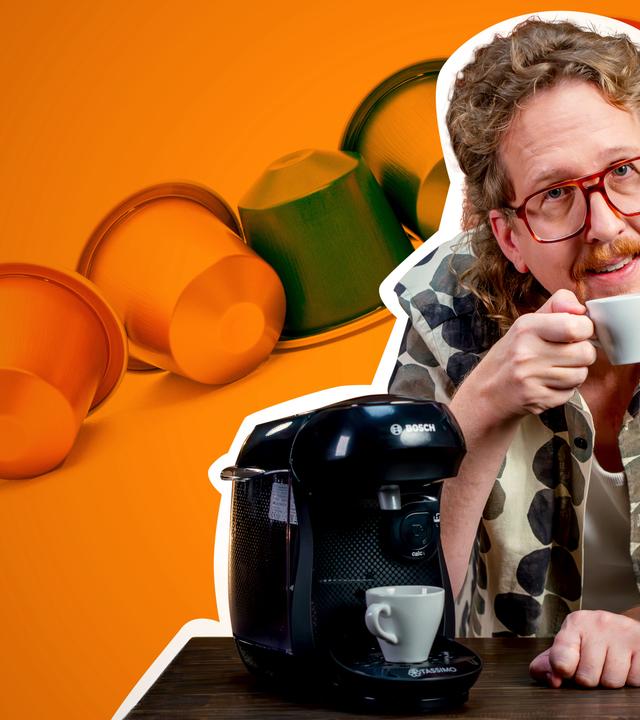 Montage: Uke Bosse steht zwischen den beiden Testgeräten, hält eine Kaffeetasse in der Hand und schaut in die Kamera. Im Hintergrund liegt eine Reihe Kaffeekapseln.