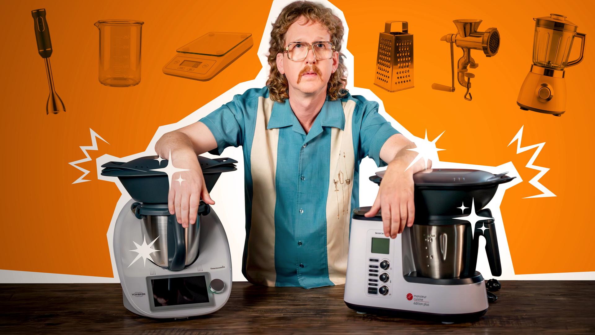 Uke Bosse schaut ernst in die Kamera, seine Arme stützen sich links auf einen Thermomix und rechts auf eine "Monsieur Cuisine"-Maschine.