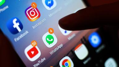 Archiv: Die Apps verschiedener Sozialer Netzwerke werden auf einem Smartphone angezeigt, aufgenommen am 03.01.2018.