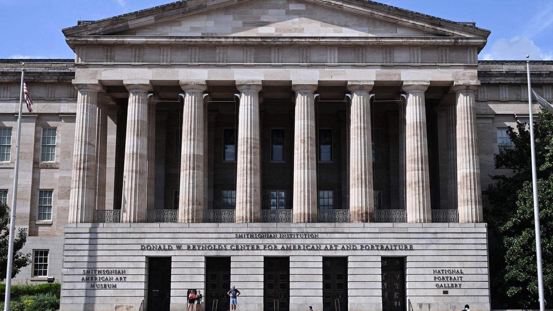 Ein großes historisches Gebäude im antiken griechischen Stil mit hohem Säuleneingang