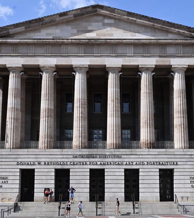 Ein großes historisches Gebäude im antiken griechischen Stil mit hohem Säuleneingang