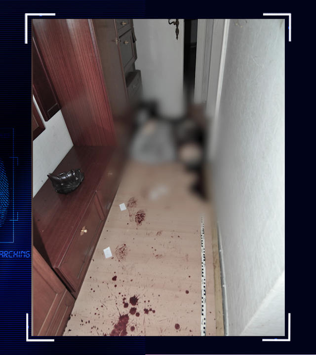 Eine Leiche liegt in einem Flur. Blutspuren auf dem Boden. Im Hintergrund eine leicht geöffnete Zimmertür. Die Leiche wurde im Bild unkenntlich gemacht. Links daneben: Lichtschematische Darstellung eines Fingerabdrucks.