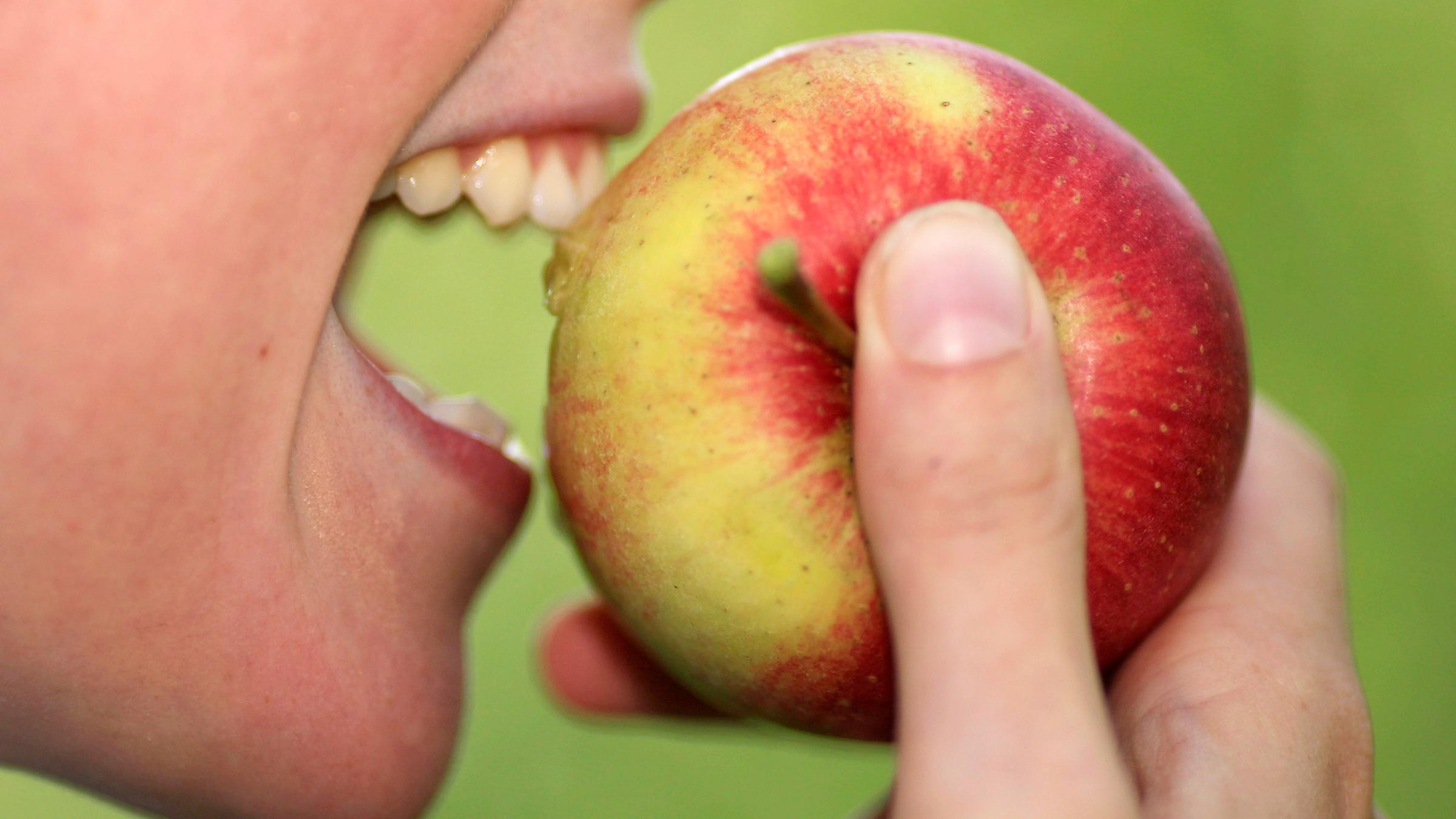 Есть ли аллергия на яблоки. Укус яблока. Укушенное яблоко. Грызет яблоко.