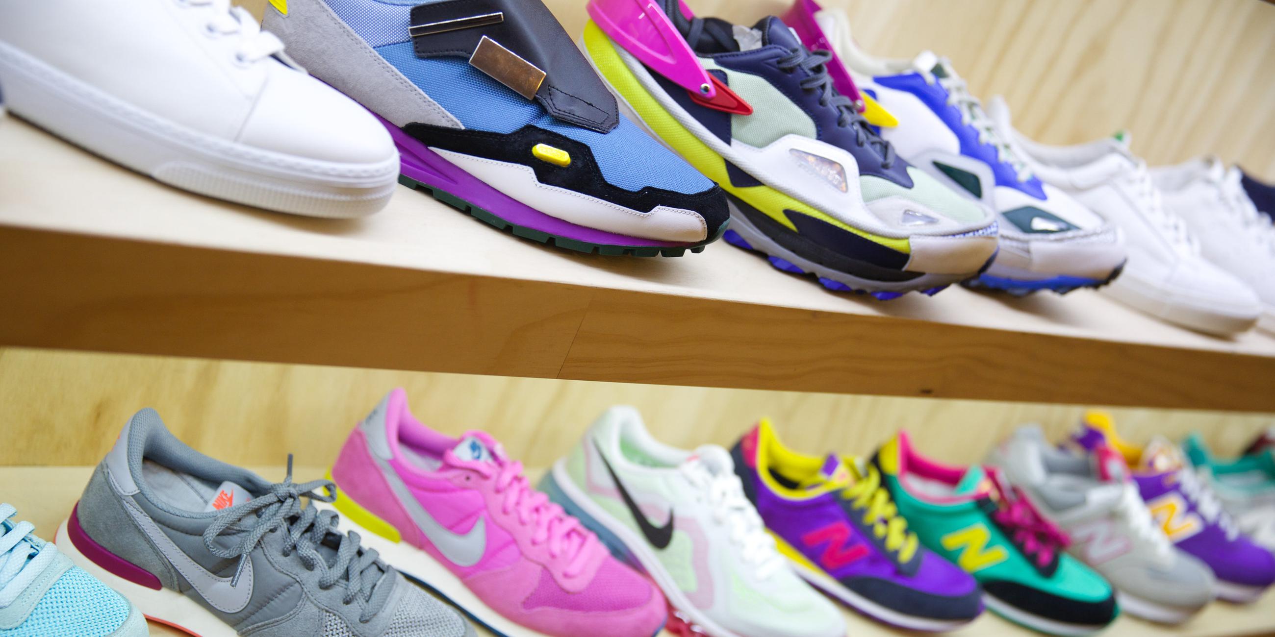 Archiv: Zahlreiche Sneaker im Ladenregal, am 26.03.2014 