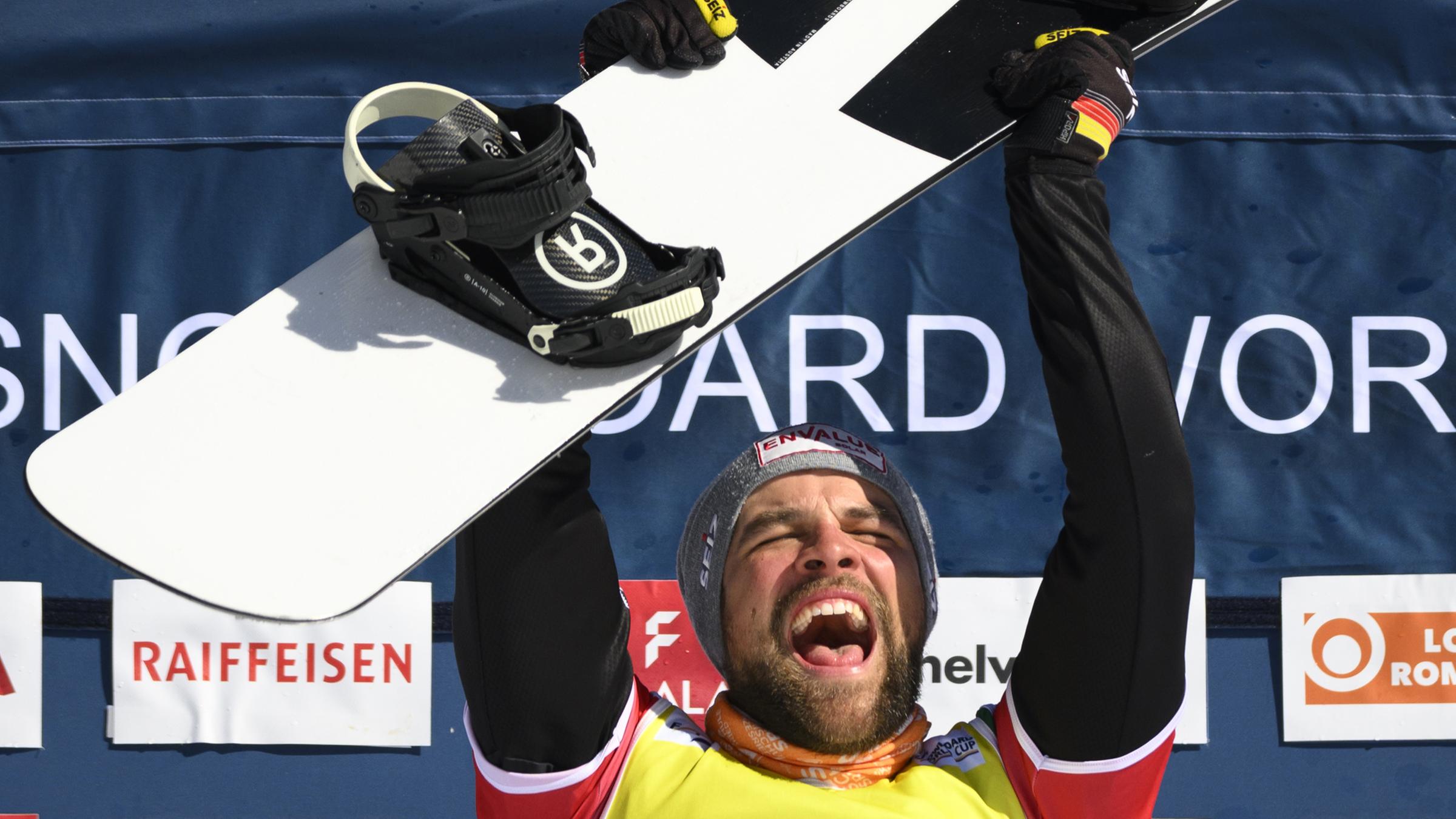 Sieger Martin Nörl aus Deutschland jubelt auf dem Podium.