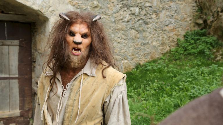 Das Biest (Maximilian Simonischek) im Hof der Burg