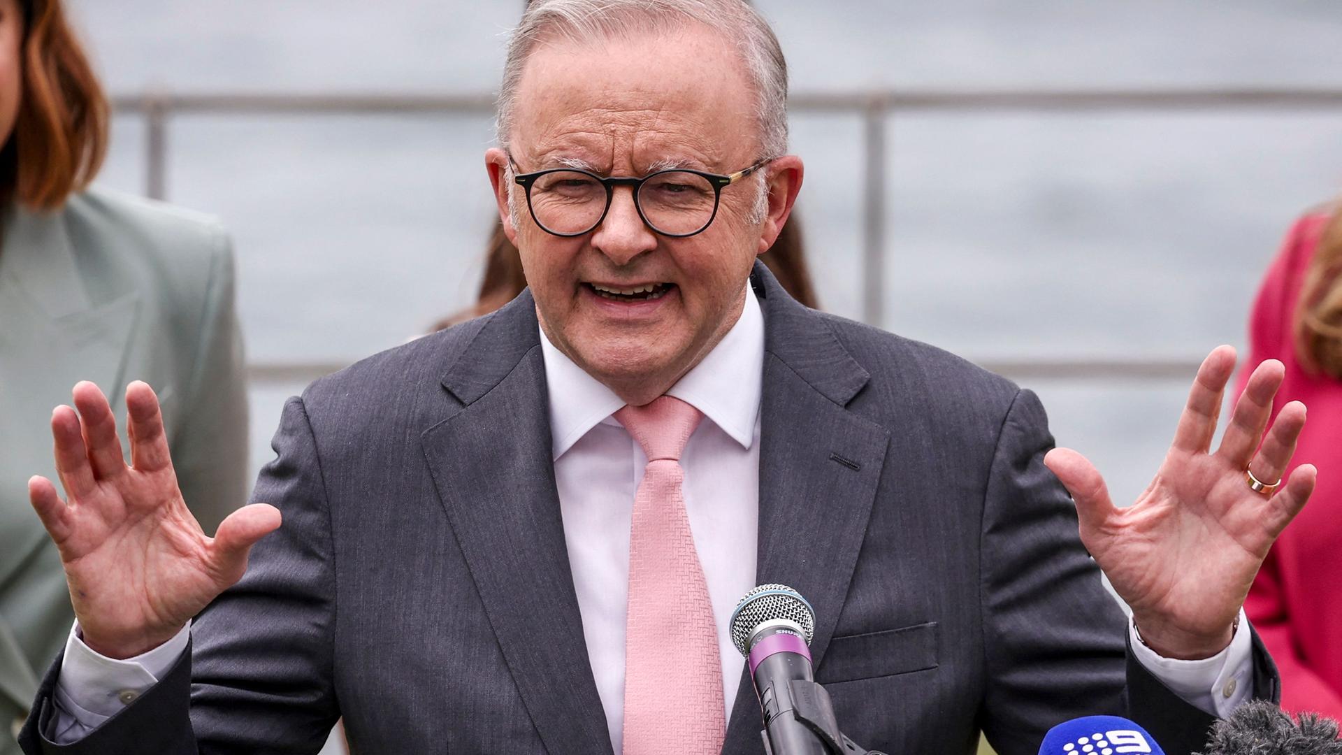 Der australische Premierminister Anthony Albanese spricht zum Start der australischen Social-Media-Reform. Jugendliche können Aps wie Instagram oder Snapchat nun erst ab 16 Jahren nutzen.