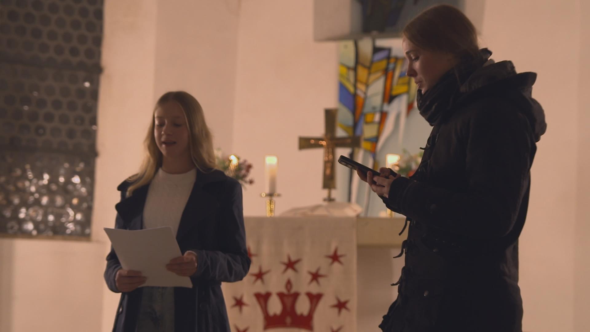 Zwei Mädchen in der Kirche