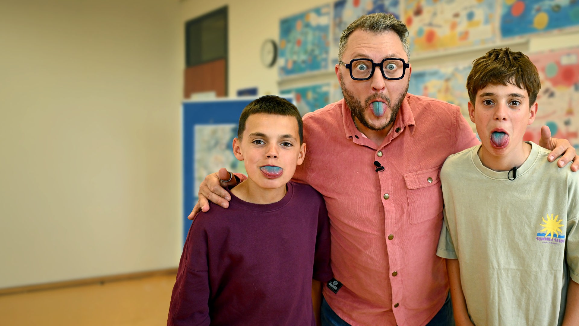 Scharfer Snack, blaue Zungen: Rejan, "besseresser" Sebastian Lege und Bruno zeigen ihre blau gefärbten Zungen.