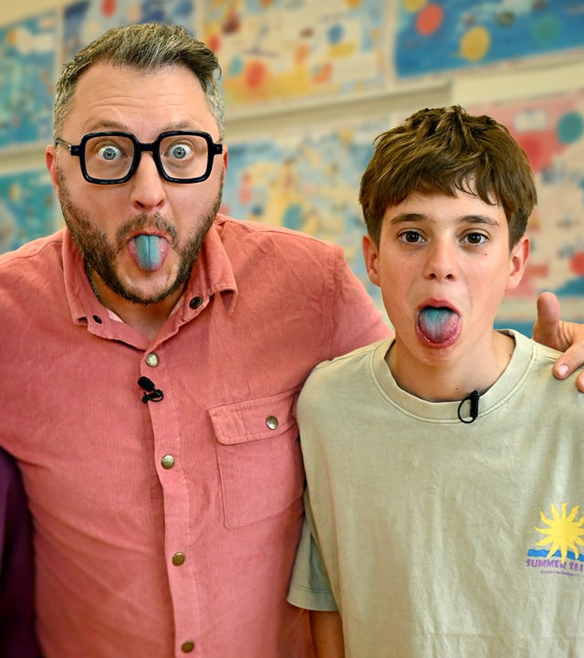 Scharfer Snack, blaue Zungen: Rejan, "besseresser" Sebastian Lege und Bruno zeigen ihre blau gefärbten Zungen.