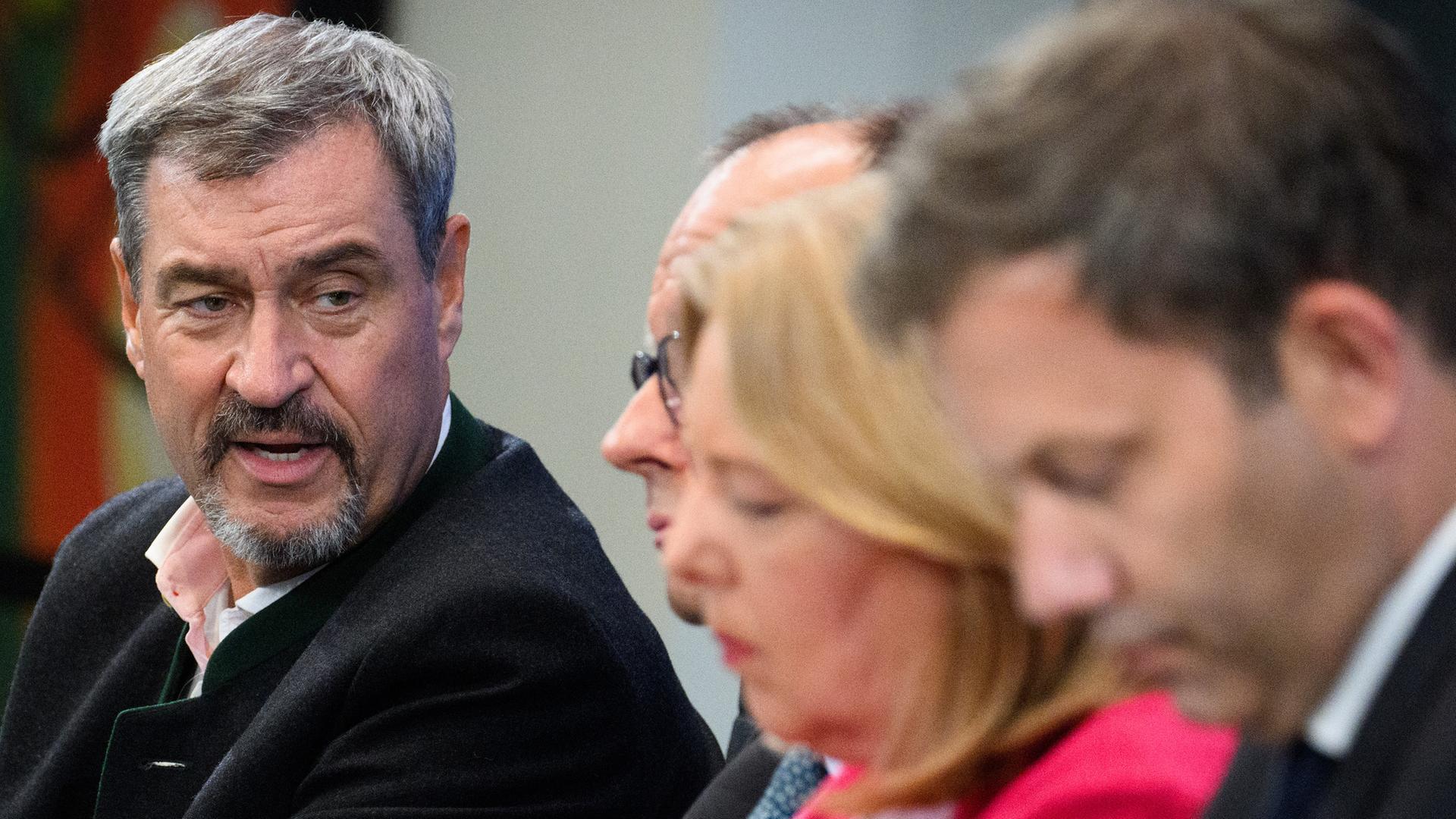 Markus Söder (CSU), Kanzler Friedrich Merz (CDU), Arbeitsministerin Bärbel Bas (SPD) und Lars Klingbeil (SPD) treten gemeinsam bei einem öffentlichen Termin auf.