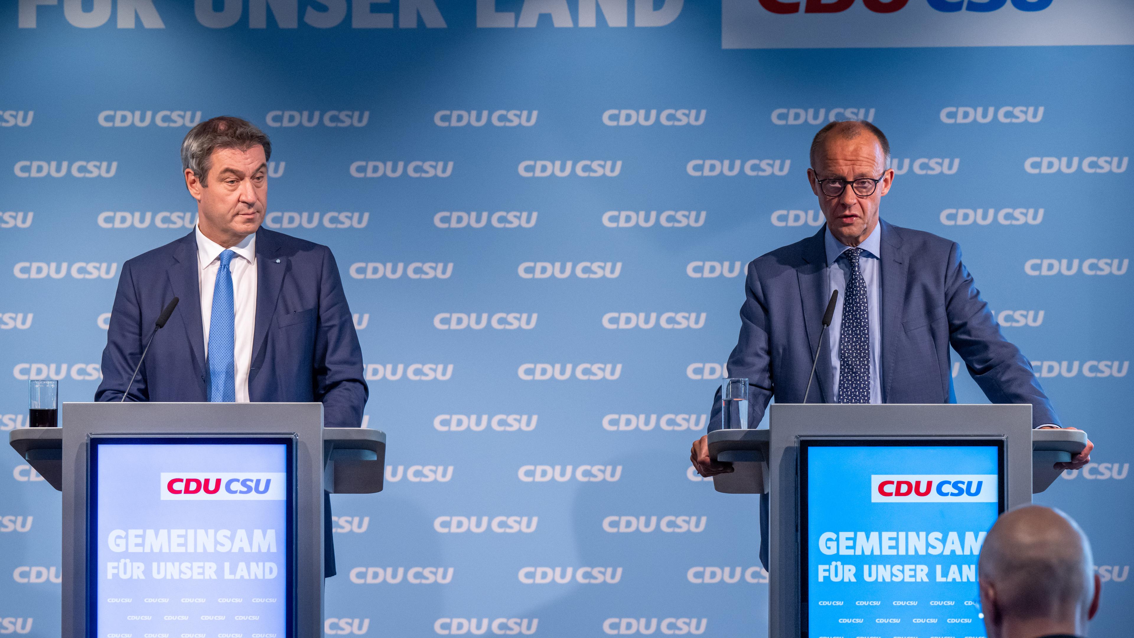 CSU-Chef Markus Söder (l.) und der CDU-Vorsitzende Friedrich Merz bei einer Pressekonferenz am 30. Juni 2023.