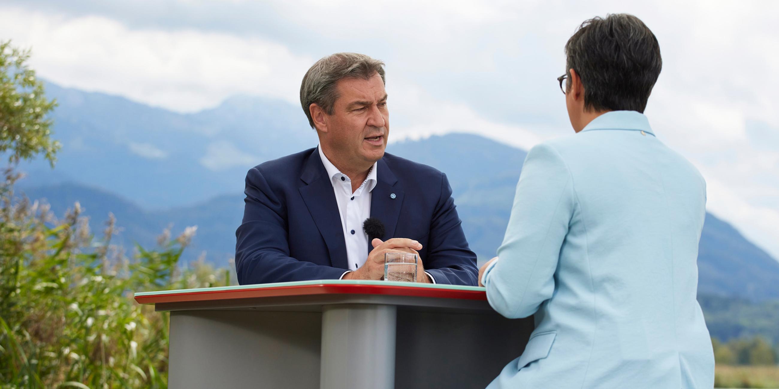 Markus Söder im Gespräch mit ZDF-Journalistin Shakuntala Banerjee beim ZDF-Sommerinterview.