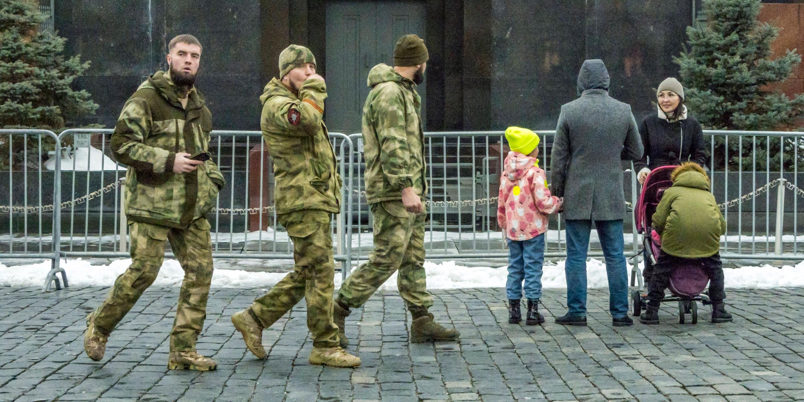 Mitglieder der rechtsextremen russischen paramilitärischen Einheit "Rusich" auf dem Roten Platz in Moskau.