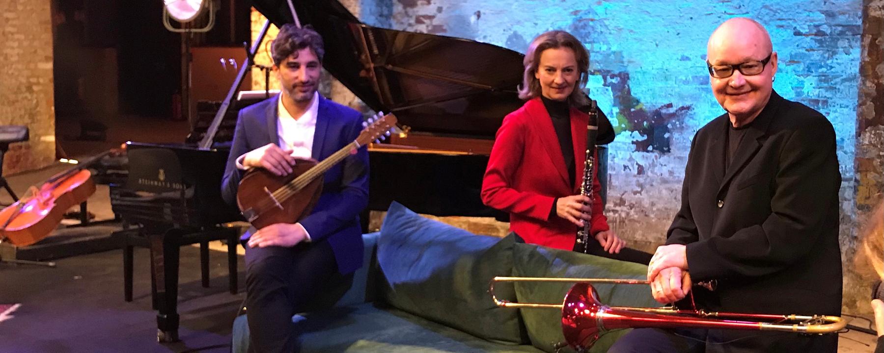 Mandolinist Avi Avital, Klarinettistin Sabine Meyer und Posaunist Nils Landgren auf einem Sofa