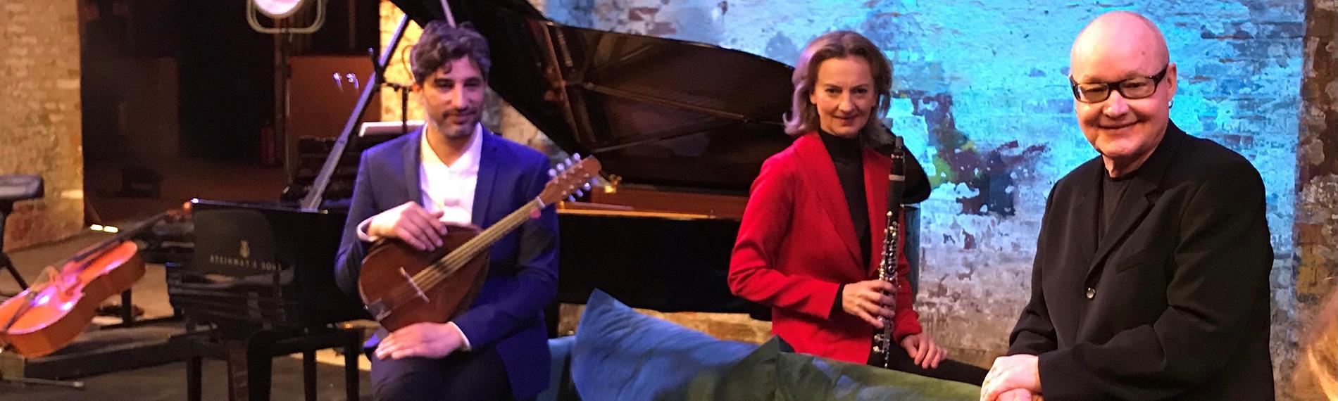 Mandolinist Avi Avital, Klarinettistin Sabine Meyer und Posaunist Nils Landgren auf einem Sofa