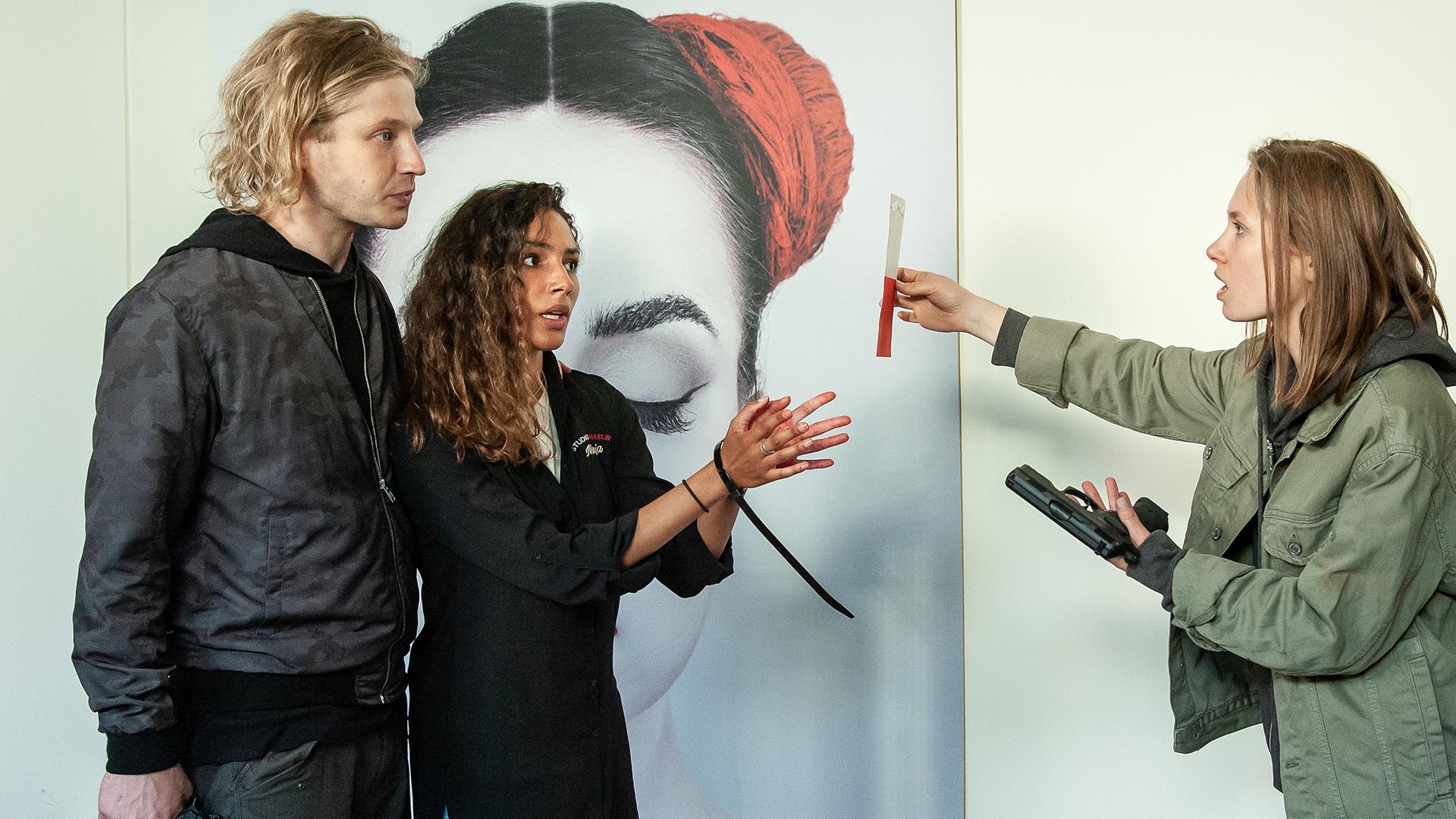 Eugen Zertik (Anton Rubtsov), Kim Nowak (Amy Mußul) und Sascha Zertik (Alina Levshin)