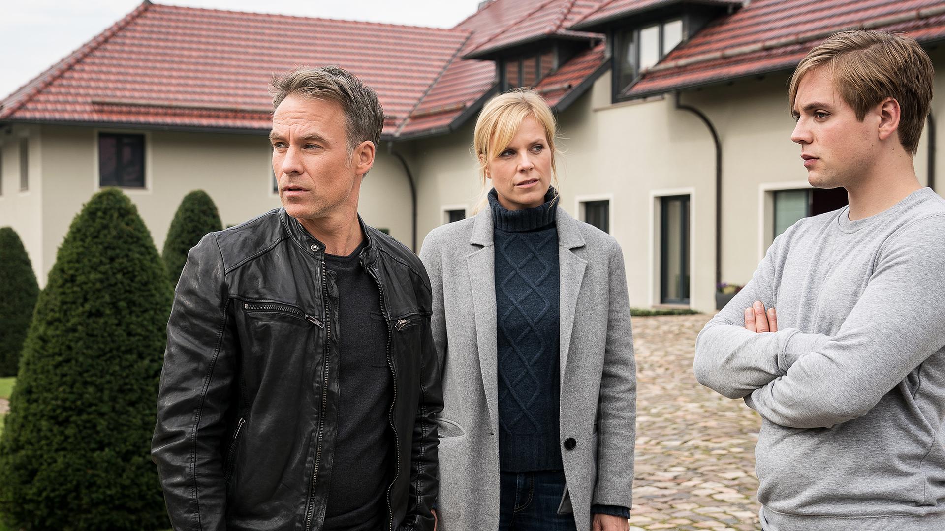 Jan Maybach (Marco Girnth, l.) und Ina Zimmermann (Melanie Marschke, Mi.) sprechen mit Finn Woitek (Timon Ballenberger) auf dem Grundstück der Familie Woitek