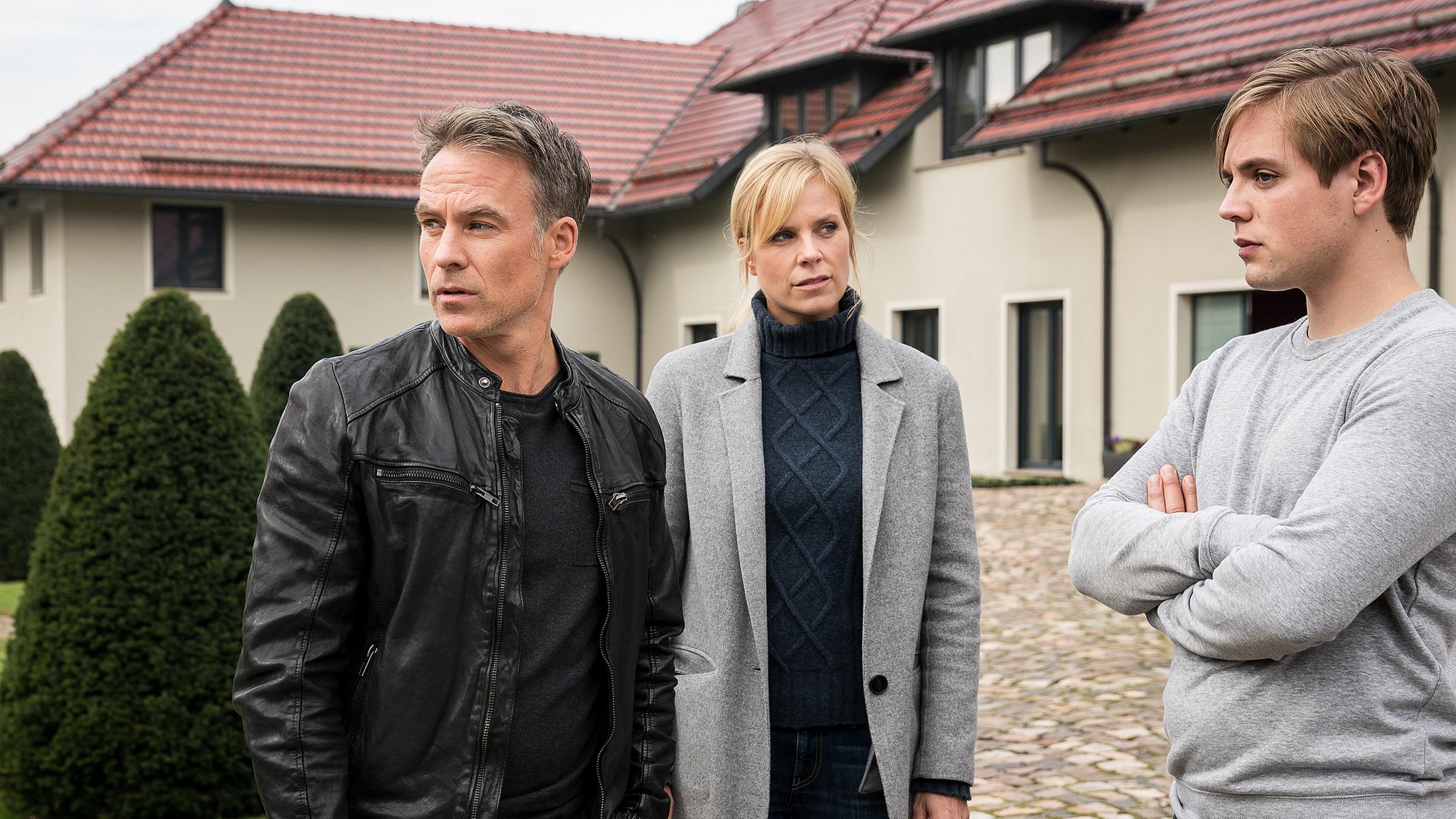 Jan Maybach (Marco Girnth, l.) und Ina Zimmermann (Melanie Marschke, Mi.) sprechen mit Finn Woitek (Timon Ballenberger).