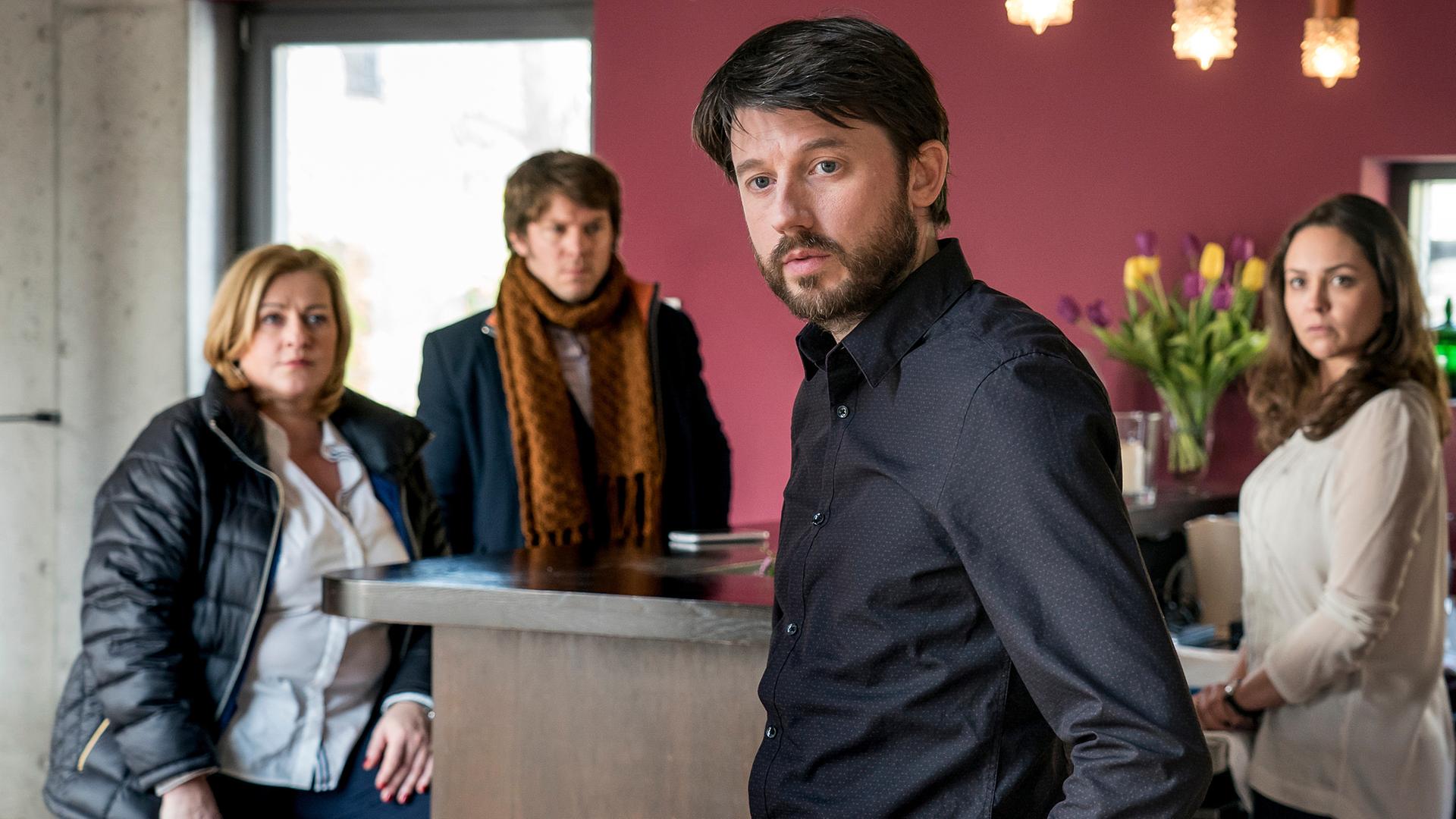 Dagmar Schnee (Petra Kleinert, l.) und Tom Kowalski (Steffen Schroeder, 2.v.l.) verdächtigen Lars Eichhorn (Steffen Lehmann, 2.v.r.), seine Ehefrau Meike Eichhorn (Ines Kurenbach, r.) 