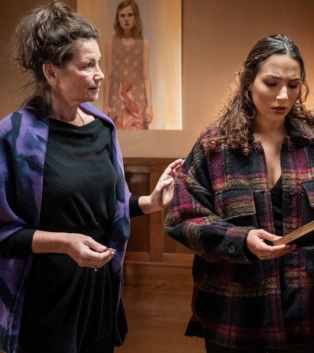 "SOKO Leipzig - Unerwünschte Nebenwirkung": Jutta Winterfeld (Sabina Vitua) steht neben Kim Nowak (Amy Mußul) in einem Zimmer. Kim hält mit traurigem Blick ein Bild in den Händen, das sie betrachtet. Jutta Winterfeld hat währenddessen ihre Hand tröstend auf Kims Arm gelegt.