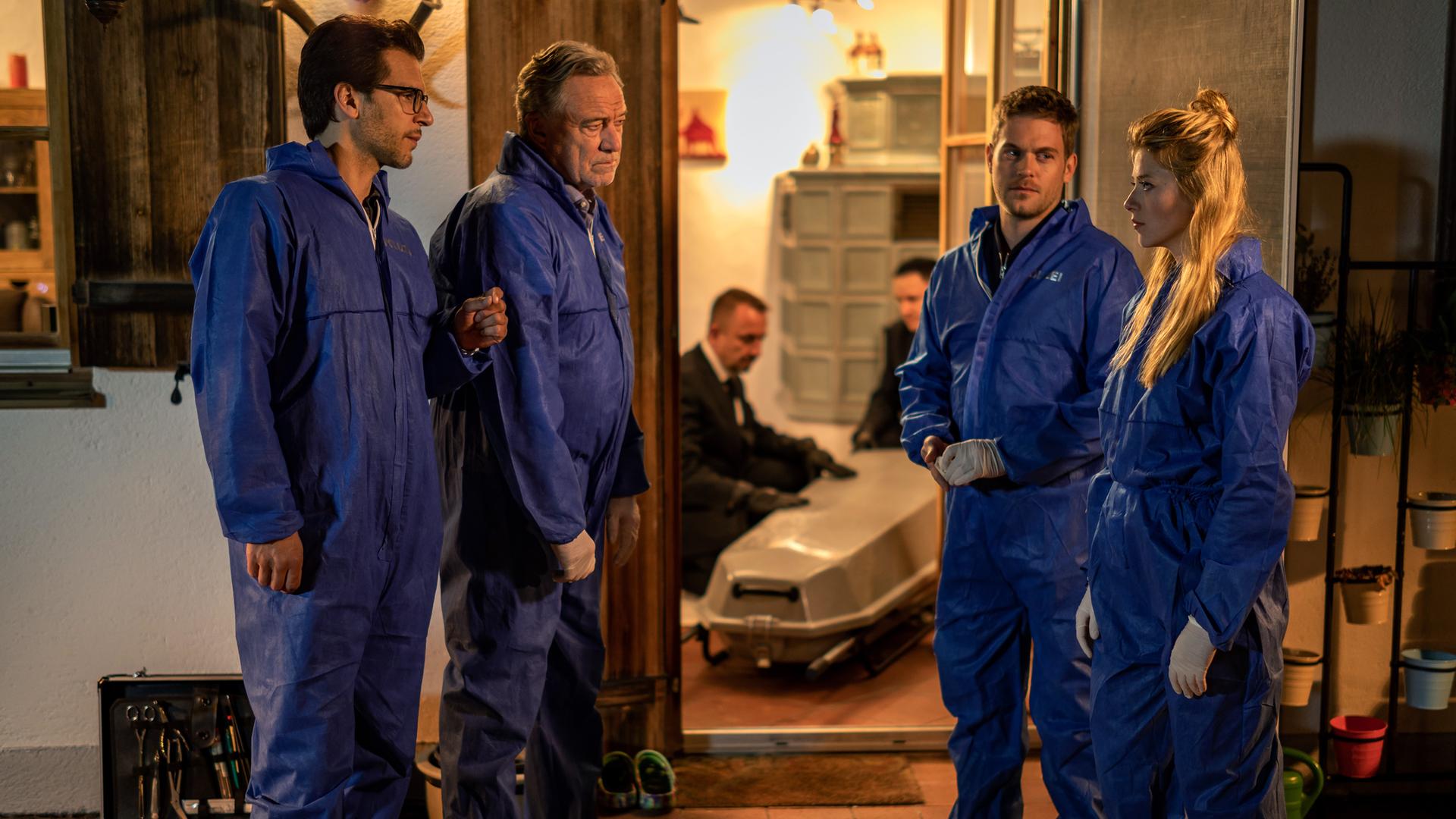 Dr. Weissenböck (Florian Odendahl, l.), Arthur Bauer (Gerd Silberbauer, 2.v.l.), Dominik Morgenstern (Joscha Kiefer, 2.v.r.) und Resi Schwaiger (Mersiha Husagic, r.) am Tatort.