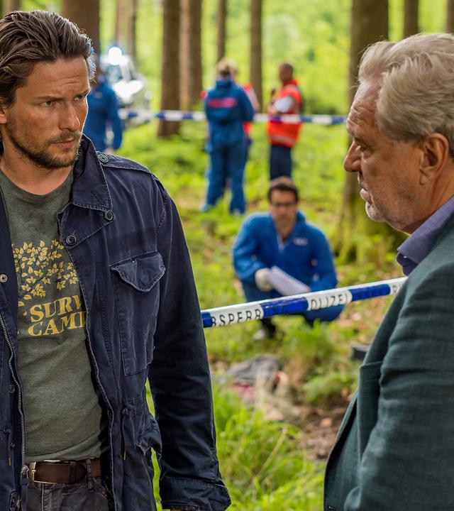 Resi Schwaiger (Mersiha Husagic),  Uwe Zöllner (Bert Tischendorf), Dr. Weissenböck (Florian Odendahl, hinten kniend) und Arthur Bauer (Gerd Silberbauer)