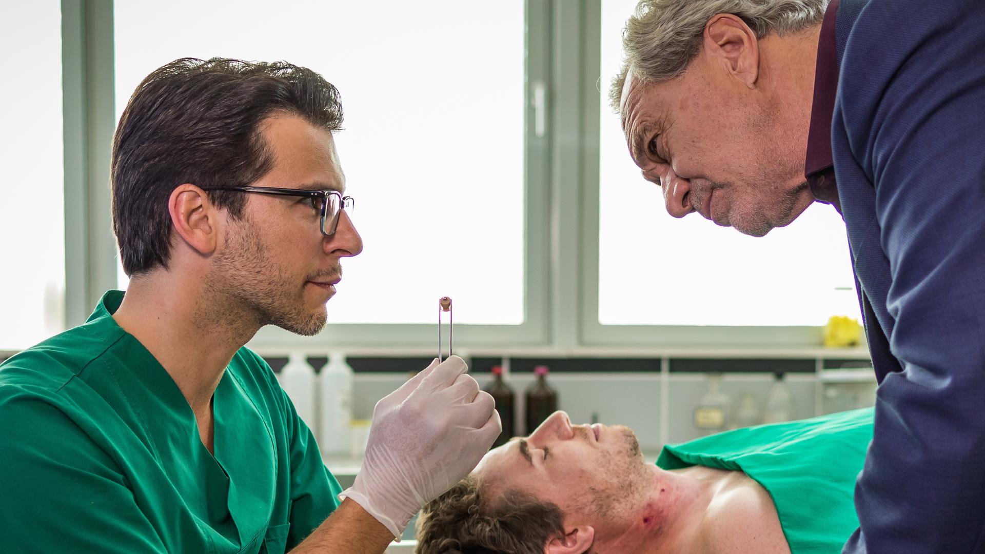  In der Pathologie liegt die Leiche von Ralf Weller (Maximilian Neuhäußer) auf dem Untersuchungstisch, der Körper ist mit einem Tuch bis auf den Kopf verdeckt