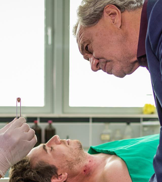  In der Pathologie liegt die Leiche von Ralf Weller (Maximilian Neuhäußer) auf dem Untersuchungstisch, der Körper ist mit einem Tuch bis auf den Kopf verdeckt