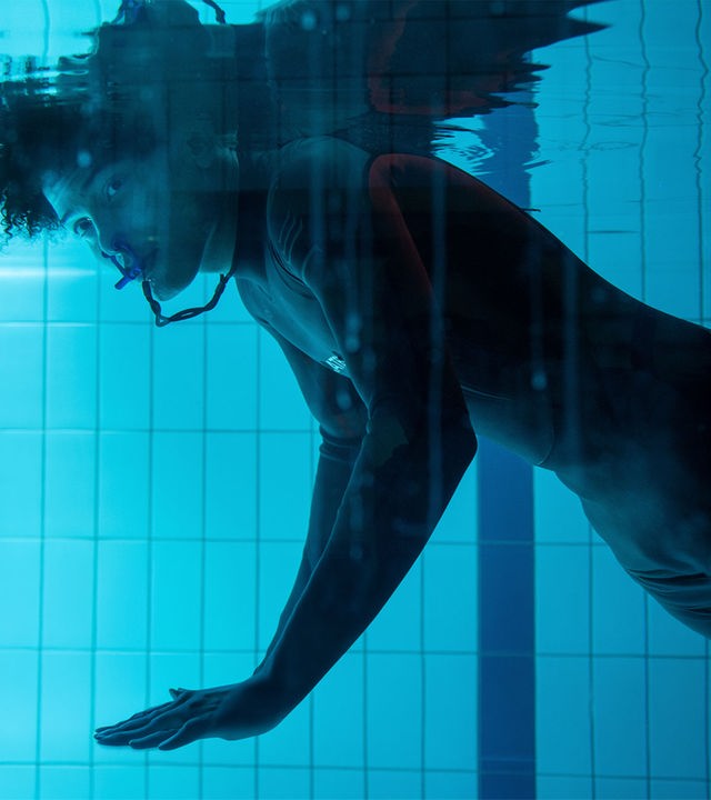 "SOKO Potsdam - Atemlos": Luca Marquardt (Leander Lesotho) schwimmt beim Apnoe-Tauchen unter Wasser. Er trägt einen Taucheranzug und einen Schlauch.