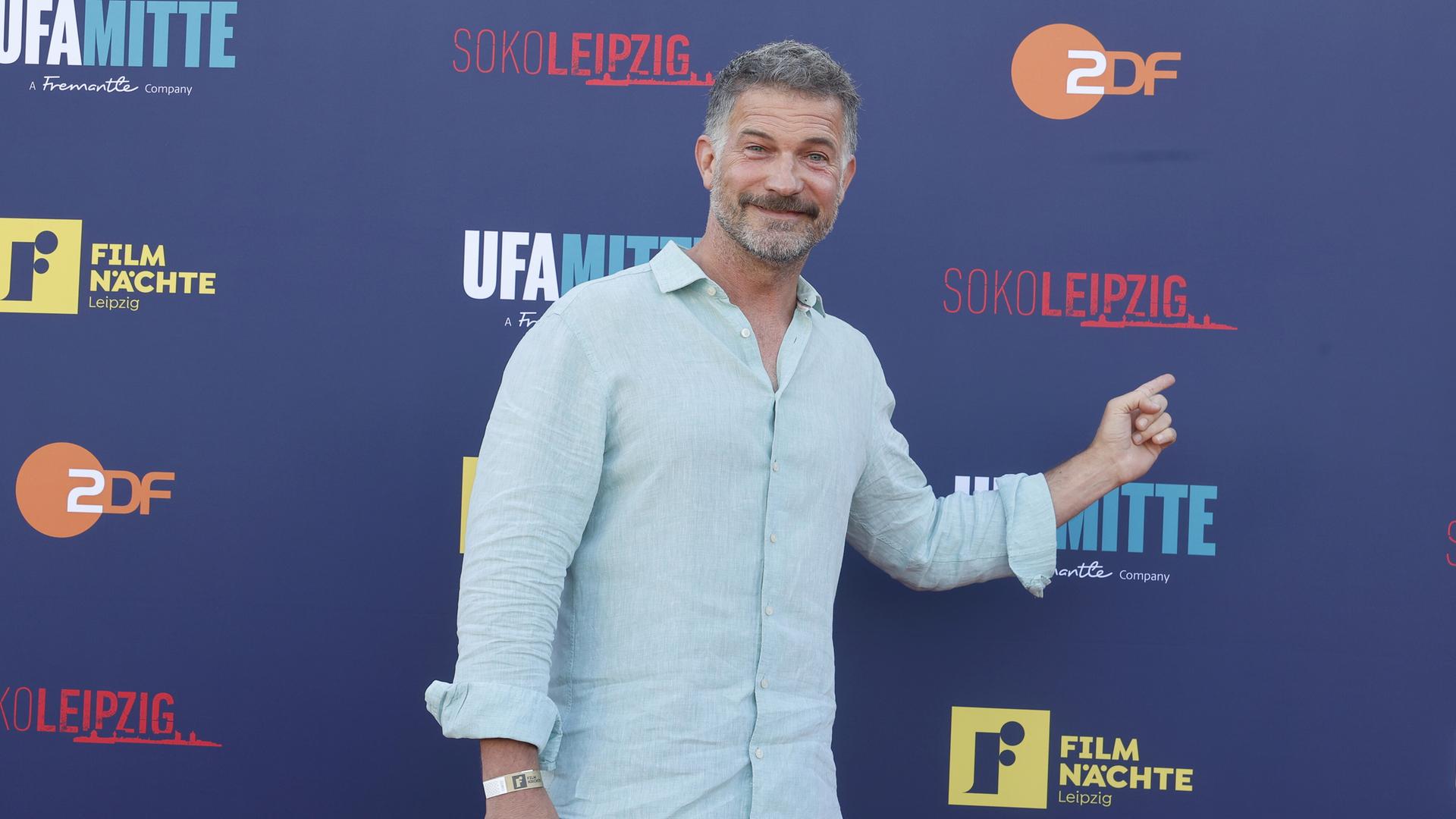 Auf dem Bild ist Schauspieler Simon Böer zu sehen.