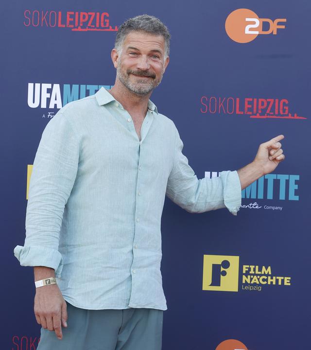 Auf dem Bild ist Schauspieler Simon Böer zu sehen.
