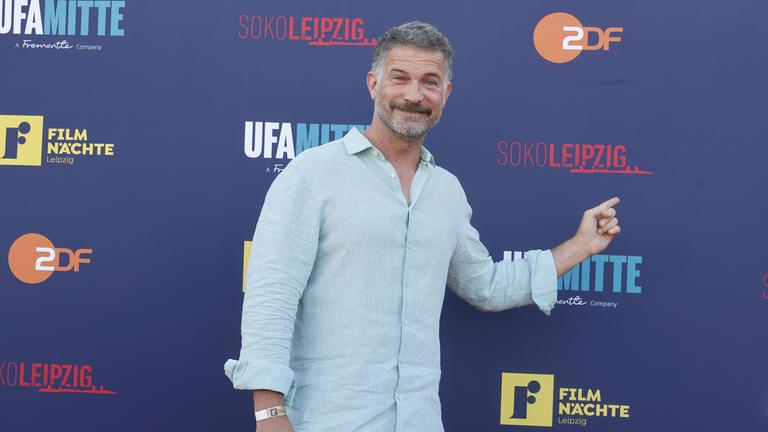 Auf dem Bild ist Schauspieler Simon Böer zu sehen.